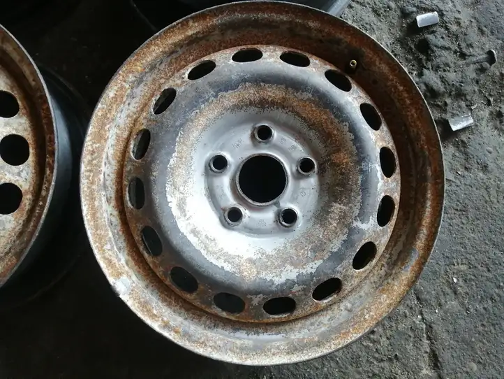 Volkswagen Caddy (2004 - 2010) 2K0601027 Стальной штампованный диск R15 — фото 4