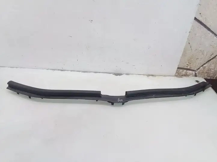 BMW 5 E60 E61 (2004 - 2010)  5111706383511 Уплотнитель моторного отсека