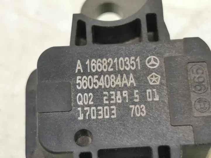 Mercedes-Benz GLE W166/C292 (2015 - 2019)  A1668210351 Датчик удара надувных подушек