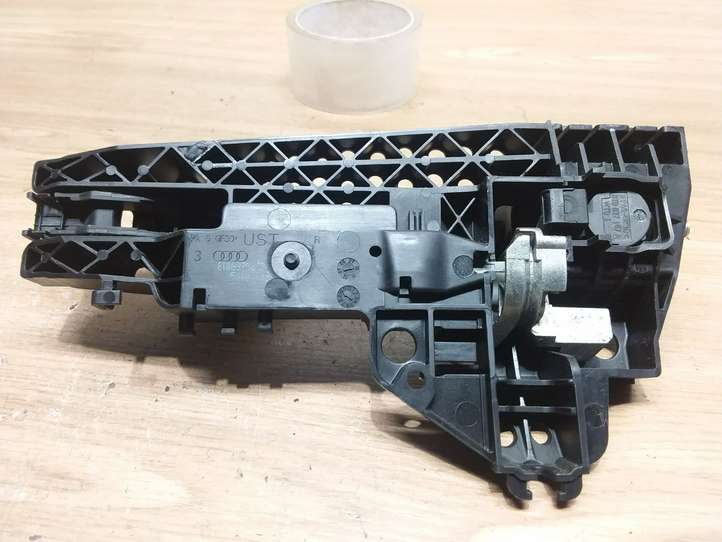 Audi A4 (2007 - 2011)  8T0837886B Наружная ручка