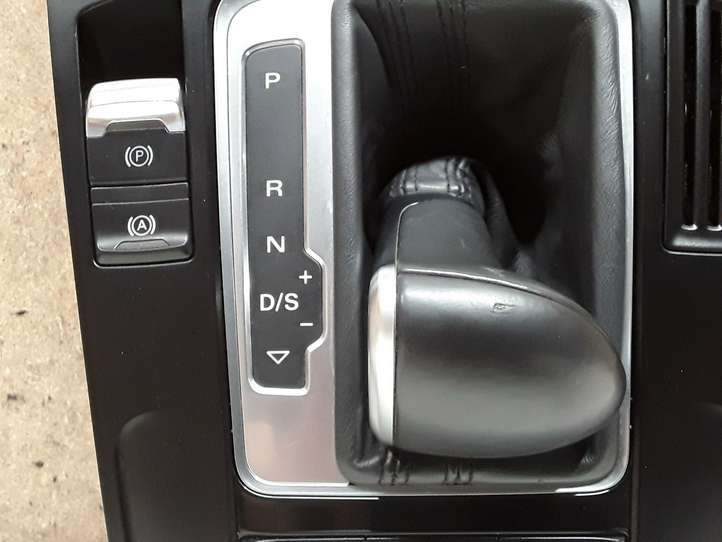 Audi A4 (2011 - 2015)  8K0864261F Рамка рычага переключения передач