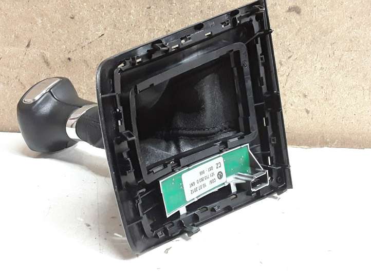 Skoda Octavia Mk2 (1Z) (2004 - 2013)  1Z1713203D Отделка рычага переключения передач (кожа, головка)