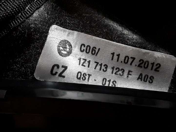 Skoda Octavia Mk2 (1Z) (2004 - 2013)  1Z1713203D Отделка рычага переключения передач (кожа, головка)