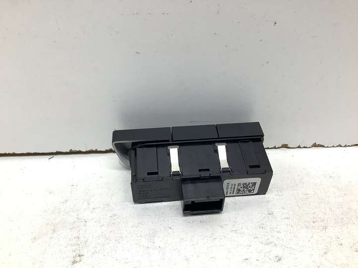 Audi A1 (2010 - 2014)  8X0959674A Включатель обогрева