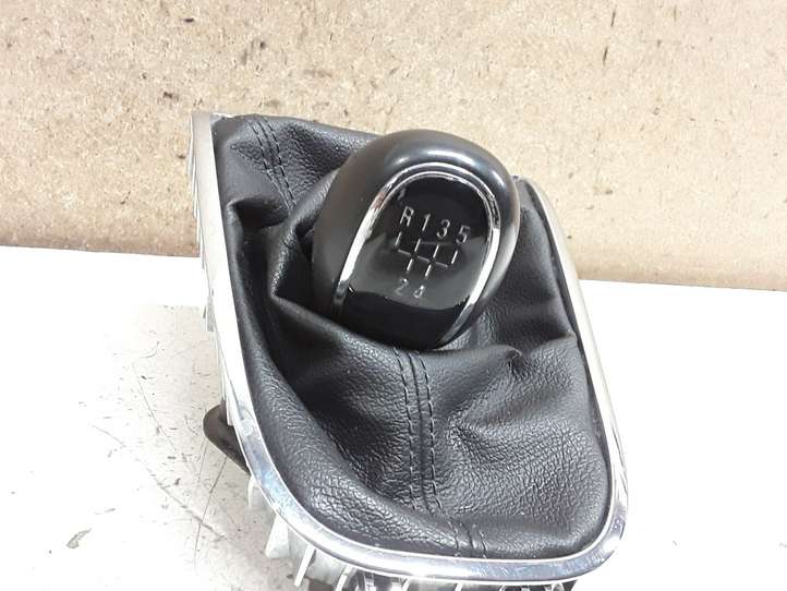 Opel Astra (2009 - 2012)  55565906 Отделка рычага переключения передач (кожа, головка)