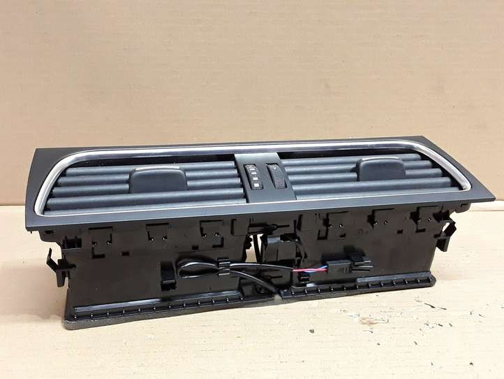 Audi A4 (2011 - 2015)  8T1820951C Центральный дефлектор
