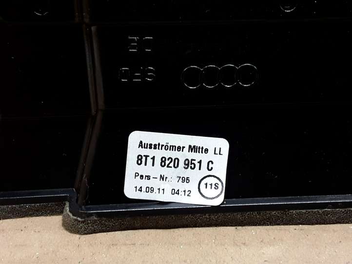 Audi A4 (2011 - 2015)  8T1820951C Центральный дефлектор
