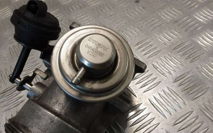 Volkswagen Touareg I (2002 - 2010)  070128070C Клапан EGR