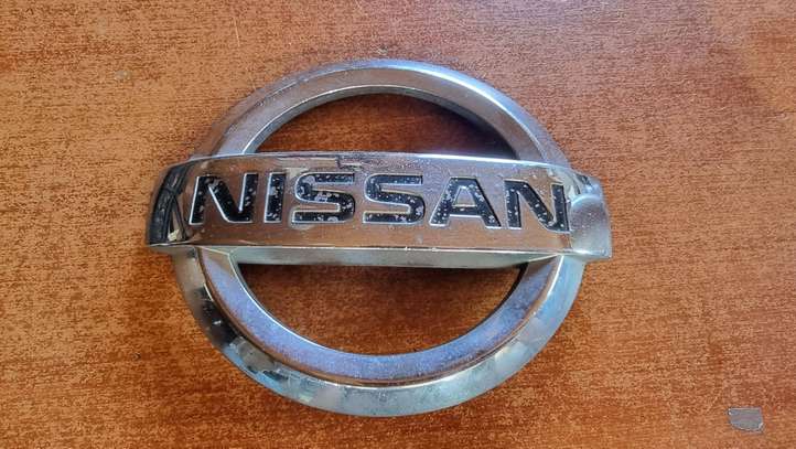 Nissan Primera (2001 - 2008)  65890AU300 Значок производителя