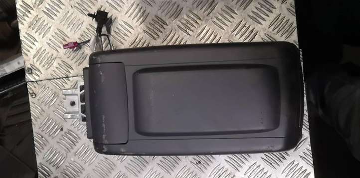 Audi A6 (2004 - 2008)   Подлокотник