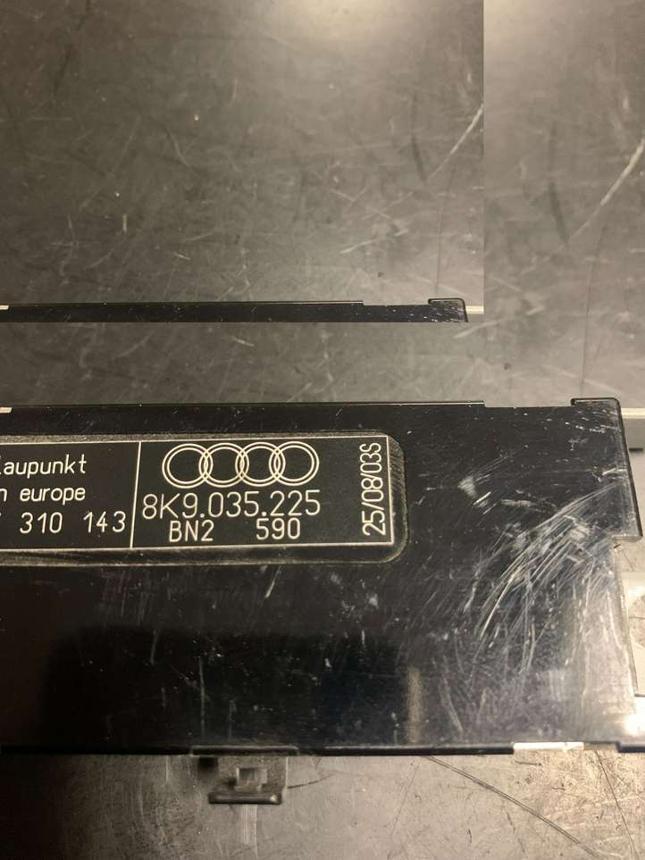 Audi A4 (2011 - 2015)  8K9035225 Усилитель антенны