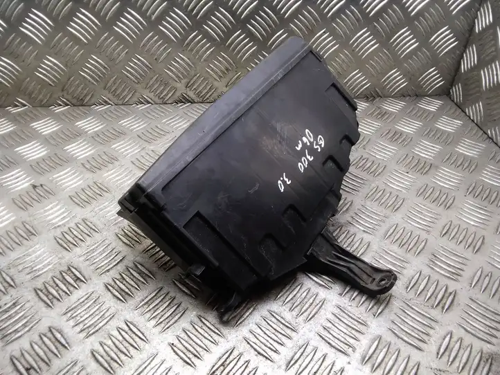 Lexus GS 300 350 430 450h (2004 - 2007) 8266230610 Крышка ящика предохранителей — фото 1