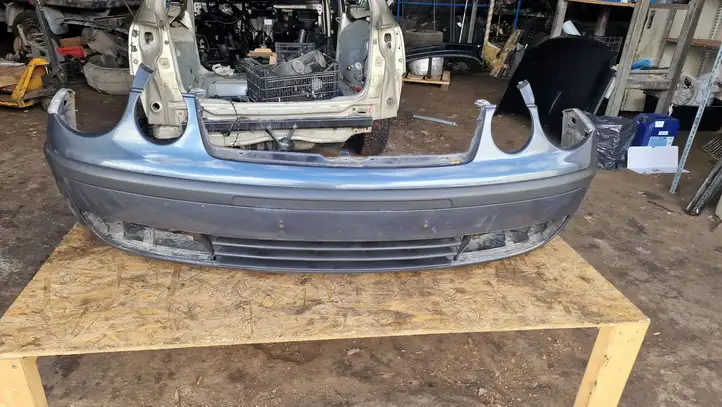 Volkswagen Polo (2001 - 2005)  LC7V Передний бампер