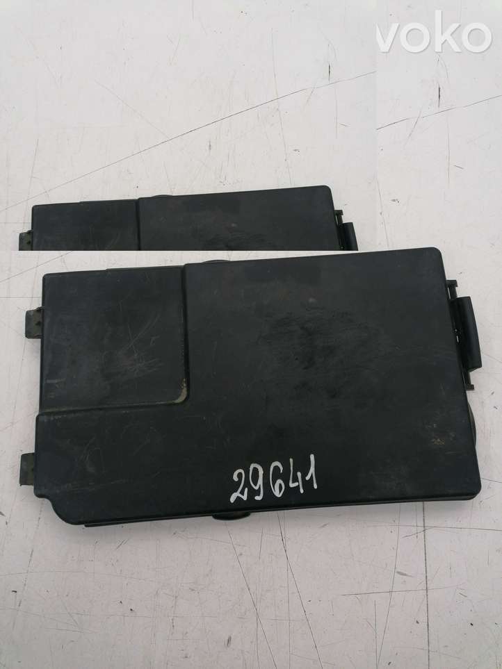 Volkswagen Touran I (2003 - 2010)  1K0915443 Крышка ящика аккумулятора