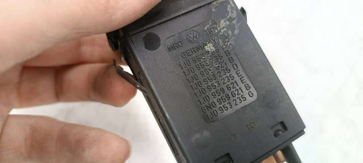Volkswagen Bora (1998 - 2005)  1J0953235A Включатель обогрева стекла с помощью электричества