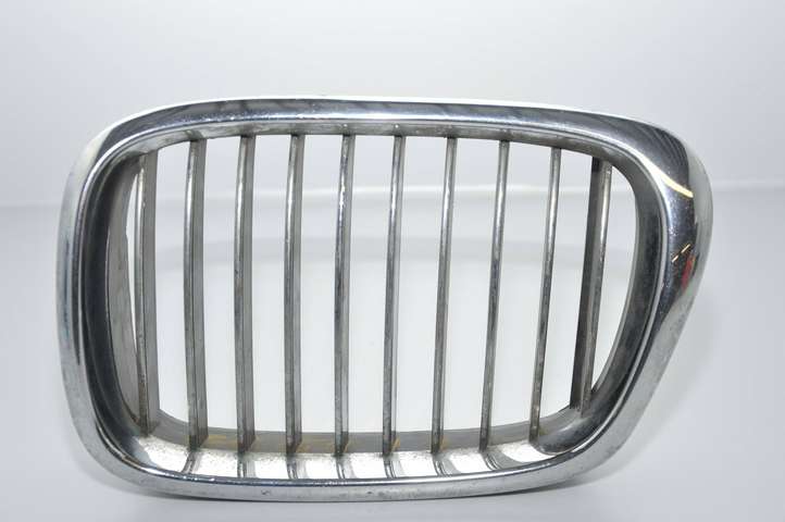 BMW 5 E39 (1996 - 2003)  2497261 Верхняя решётка