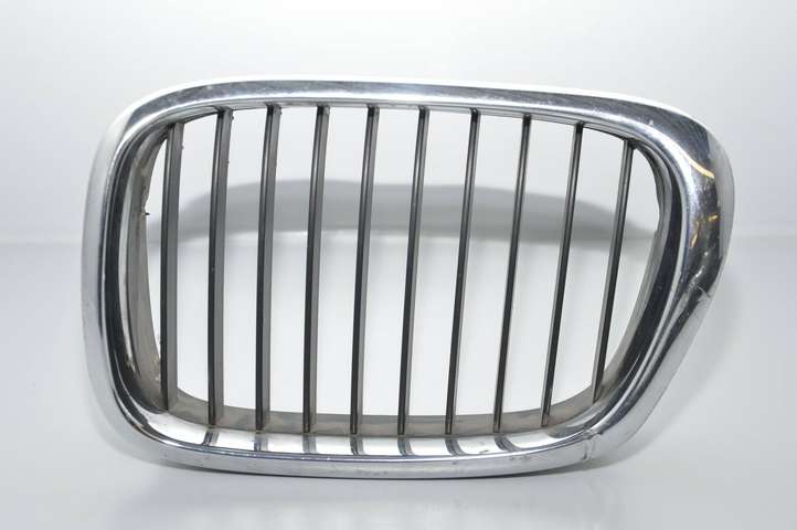 BMW 5 E39 (1996 - 2003)  2497261 Верхняя решётка