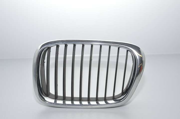 BMW 5 E39 (1996 - 2003)  2497261 Верхняя решётка