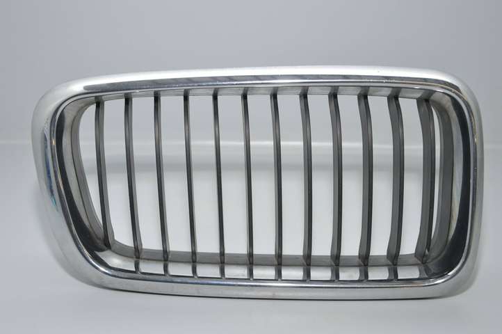 BMW 7 E38 (1993 - 2001)  8231602 Верхняя решётка
