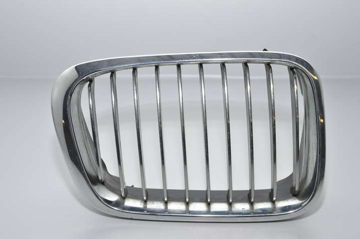 BMW 3 E46 (1998 - 2005)  8195056 Верхняя решётка