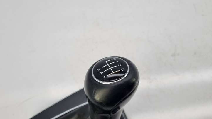 Audi A4 (2004 - 2009)   Отделка рычага переключения передач (кожа, головка)