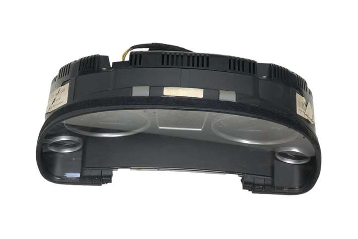 Audi A4 (2000 - 2006)  8E0920930R Спидометр (приборный щиток)