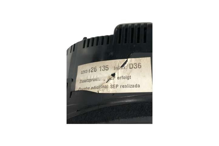 Audi A4 (2000 - 2006)  8E0920930R Спидометр (приборный щиток)