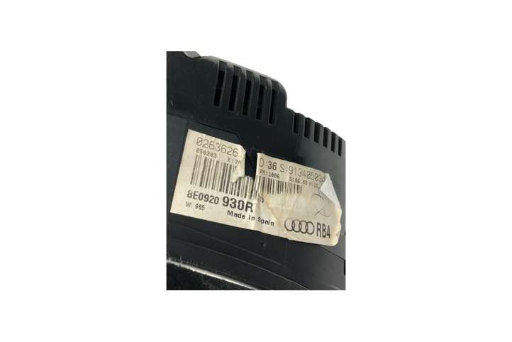 Audi A4 (2000 - 2006)  8E0920930R Спидометр (приборный щиток)
