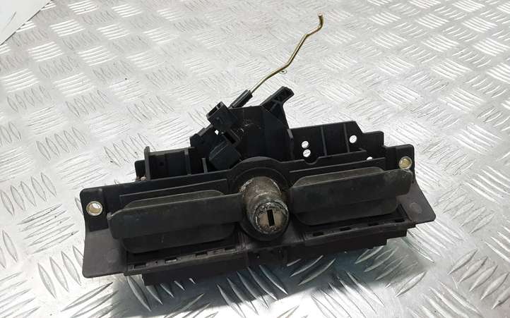 Audi A6 (1997 - 2001)  8D9827565H Ручка задней крышки