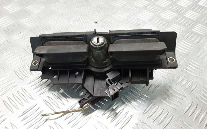 Audi A6 (1997 - 2001)  8D9827565H Ручка задней крышки