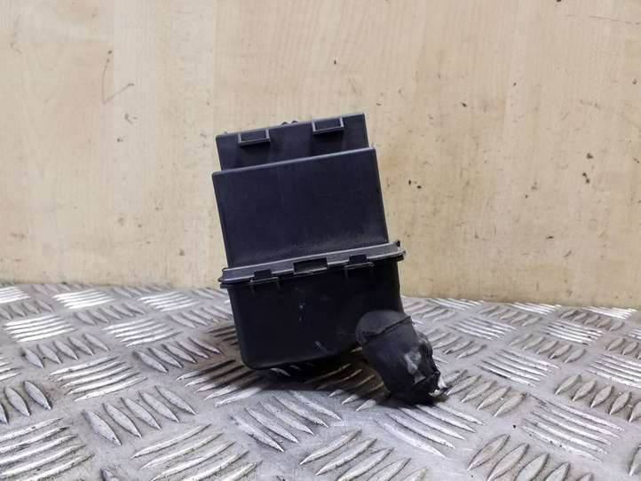 Volkswagen PASSAT B7 (2011 - 2014)  1K0937507B Блок монтирования реле