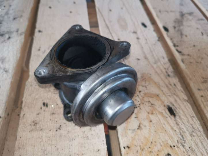 Volkswagen PASSAT B6 (2005 - 2010)  038131501AN Клапан EGR