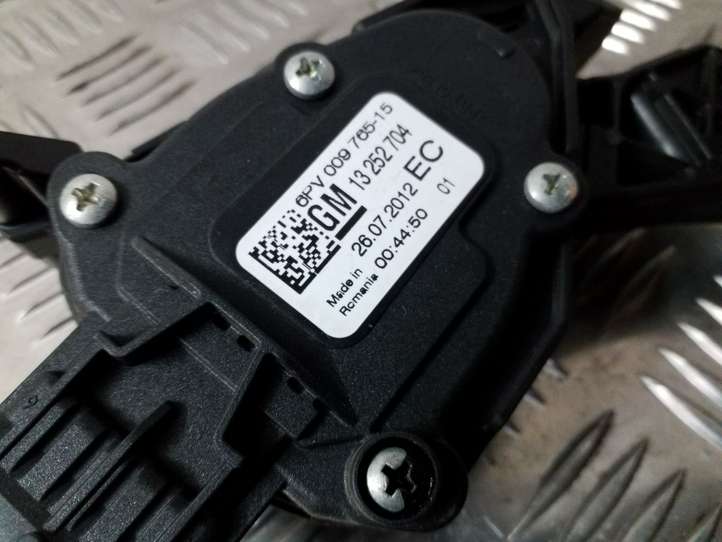 Opel Astra (2012 - 2015)  13252704 Педаль акселератора