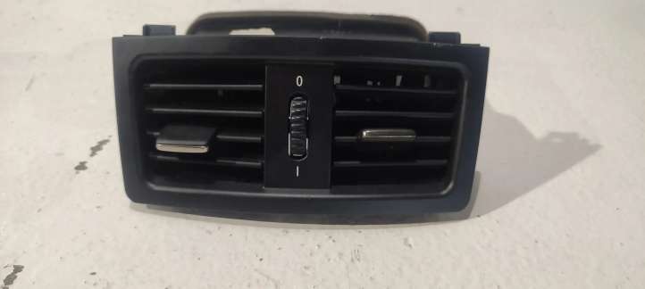 7129556 BMW 5 E60 E61 Lango oro grotelės