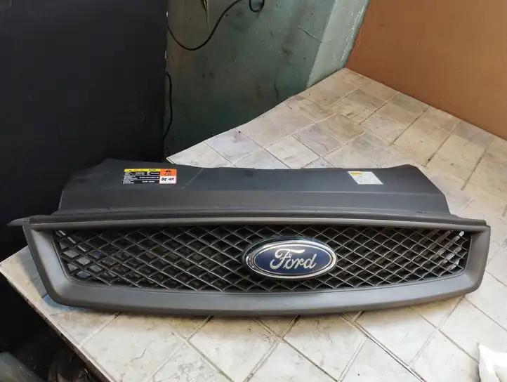 Ford Focus (2005 - 2008) 4M518200AJ Верхняя решетка радиатора — фото 1