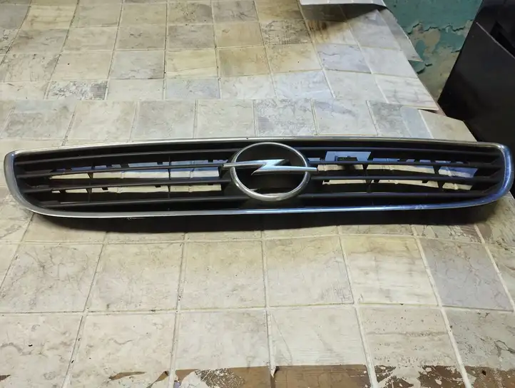 Opel Zafira A (1999 - 2003) 90580685 Верхняя решетка радиатора — фото 3