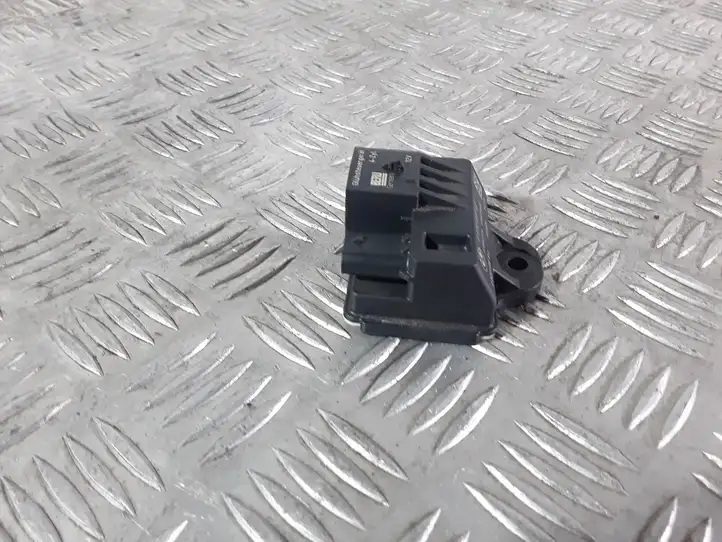 BMW X1 E84 (2009 - 2015)  857008702 Реле подогрева свеч