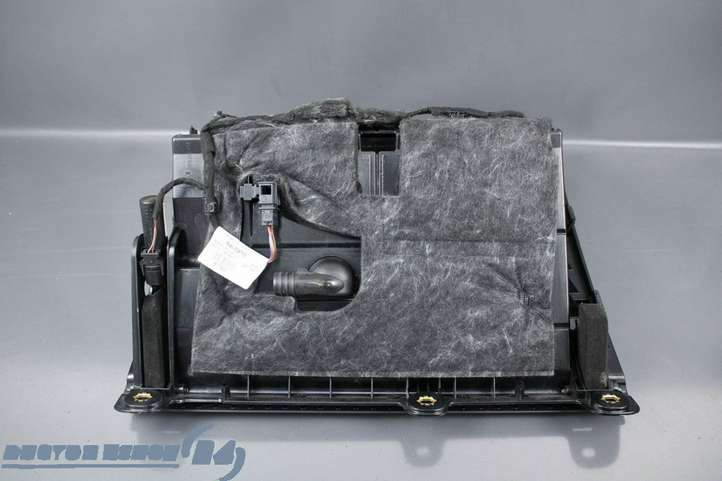 Audi Q3 (2011 - 2014)  8U0971679A Крышка ящика для вещей (бардачка)