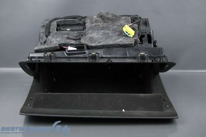Audi Q3 (2011 - 2014)  8U0971679A Крышка ящика для вещей (бардачка)