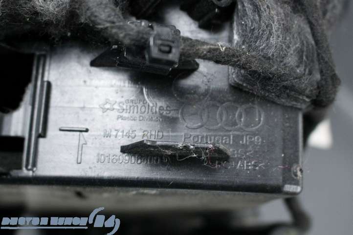 Audi Q3 (2011 - 2014)  8U0971679A Крышка ящика для вещей (бардачка)