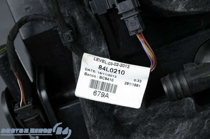 Audi Q3 (2011 - 2014)  8U0971679A Крышка ящика для вещей (бардачка)
