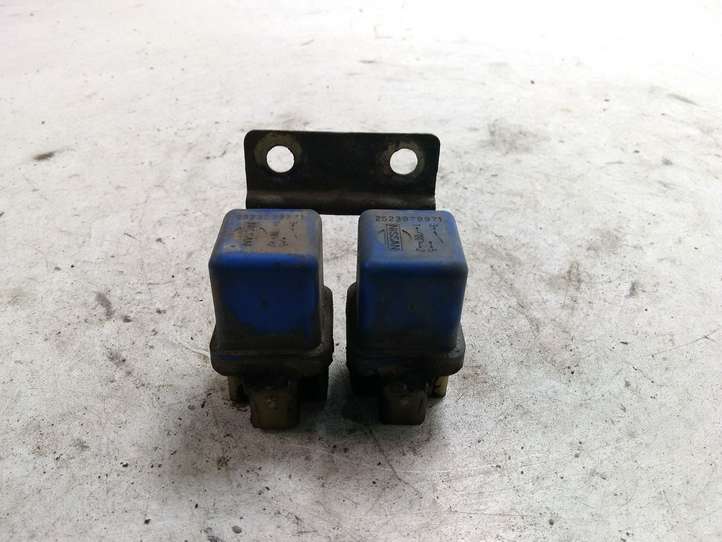 Nissan Terrano II (1992 - 2006)  2523079971 Другое реле