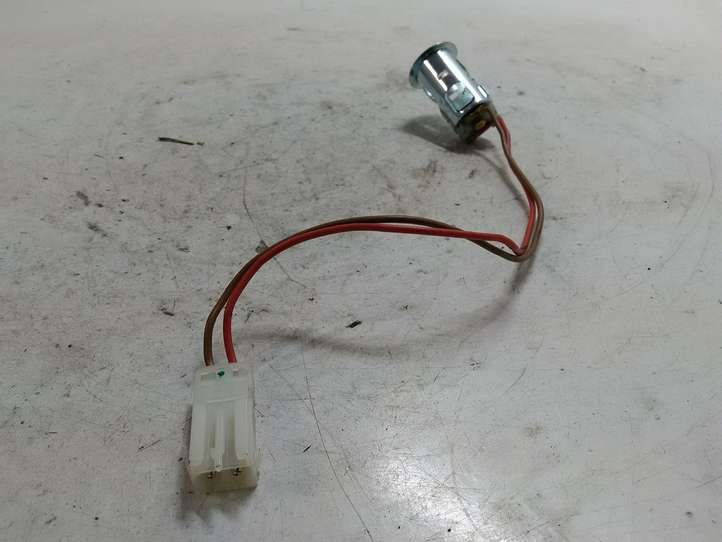 BMW 3 E90 E91 (2005 - 2012)  694718402 12 V гнездо (сзади)