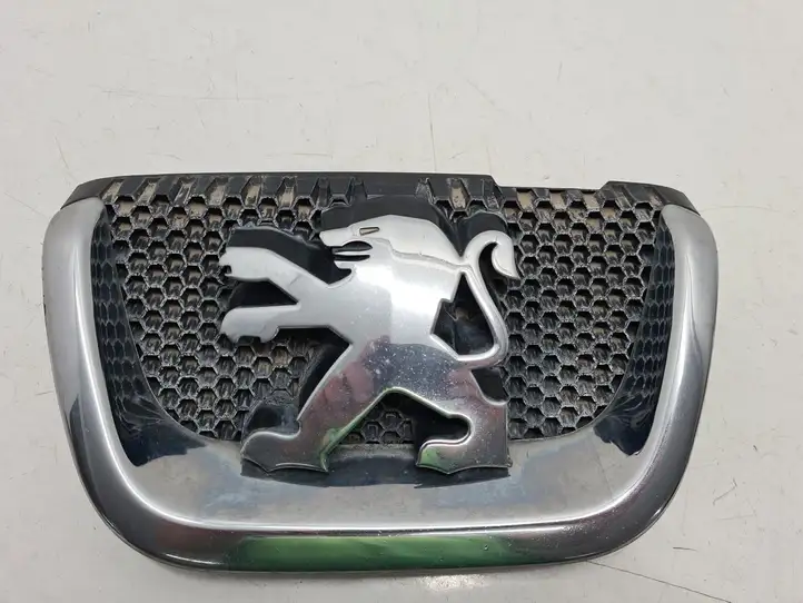 Peugeot 407 (2004 - 2011) 9648195677 Эмблема автомобиля — фото 1