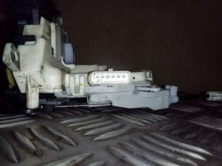 Audi Q5 (2008 - 2012)  8K0839016C Замок задней двери