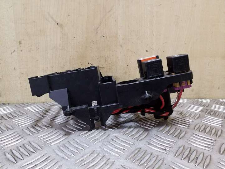 Audi Q5 (2008 - 2012)  8K0971845A Блок монтирования реле