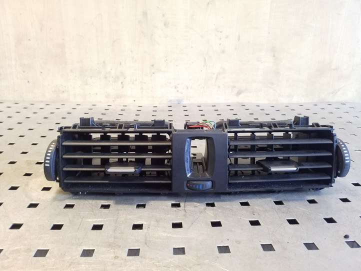 BMW 3 F30 F35 F31 (2012 - 2018)  9218552 Центральный дефлектор