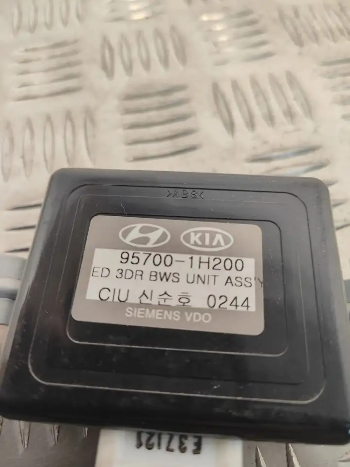Kia Ceed (2006 - 2010) 957001H200 Блок управления парктрониками — фото 2