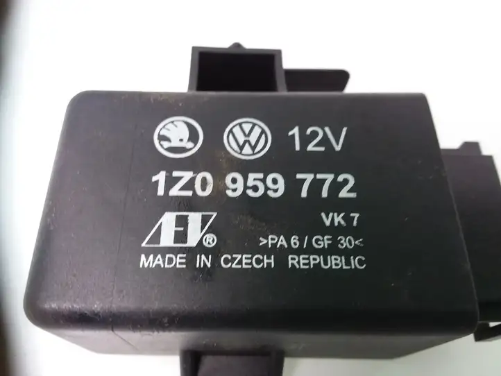 Skoda Octavia Mk2 (1Z) (2004 - 2013) 1Z0959772 Реле обогрева — фото 3