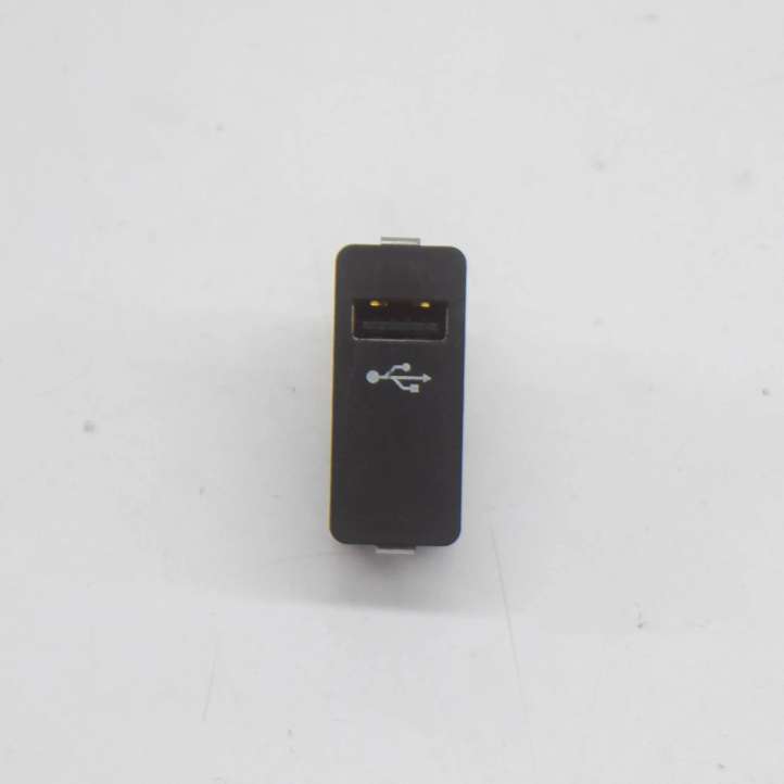 6820397 BMW X1 F48 F49 USB valdymo blokas